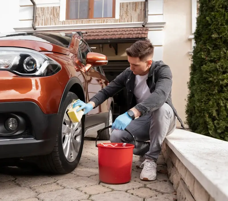 Lavage auto à domicile Pont-Saint-Pierre : professionnel intervenant sur un véhicule